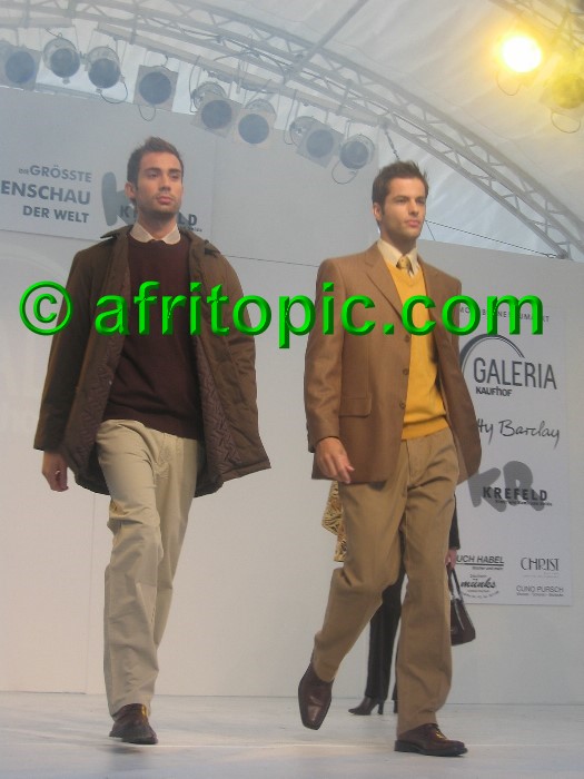 ../Images/Krefeld-Strssenmodenschau-2005 191.jpg